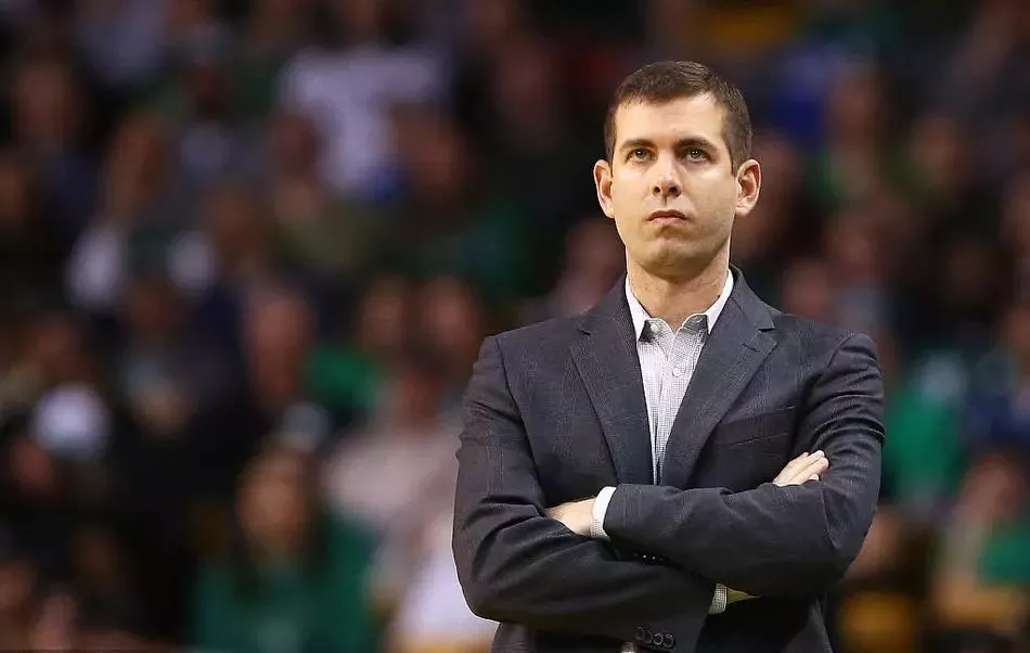 PG平台-门罗展示内线冲击力，佐伊优雅长发飘飘弧线美不胜收