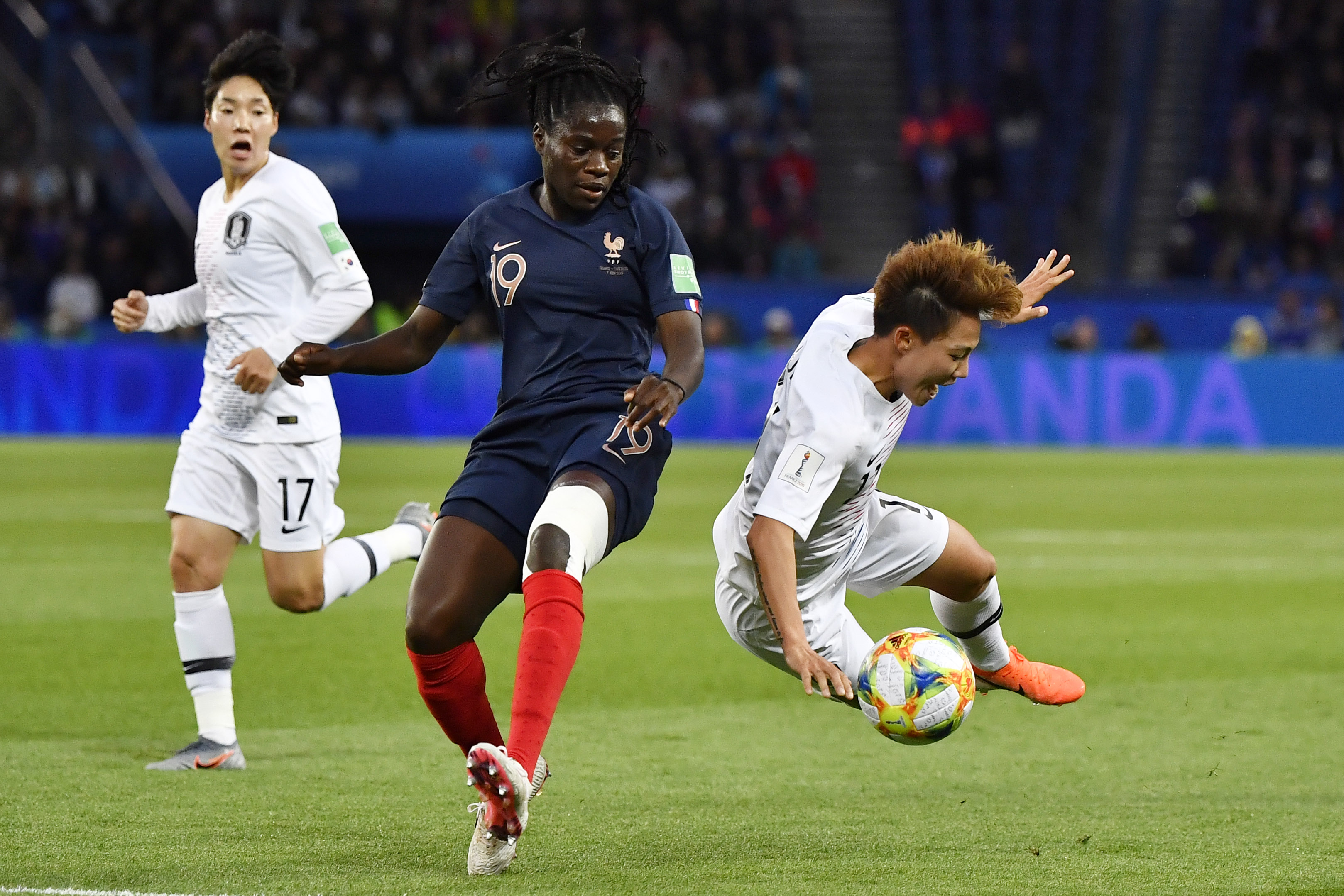 PG电子官方-法国羽毛球队碾压韩国羽毛球队,戴资颖三分雨点燃全场